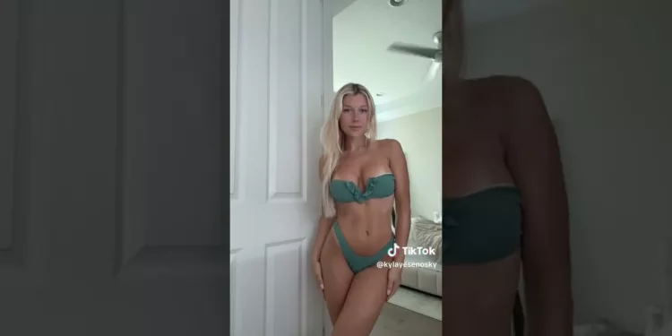 Tiktok Thot Blonde in Green Bikini – video