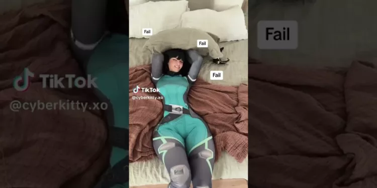 Tiktok Thot Cosplaying as Viper – video