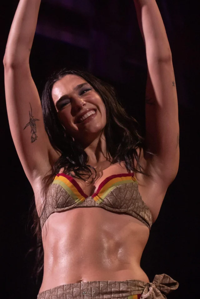 Dua Lipa: A Masterclass in Confidence and Style with her Enviable Physique on Tour