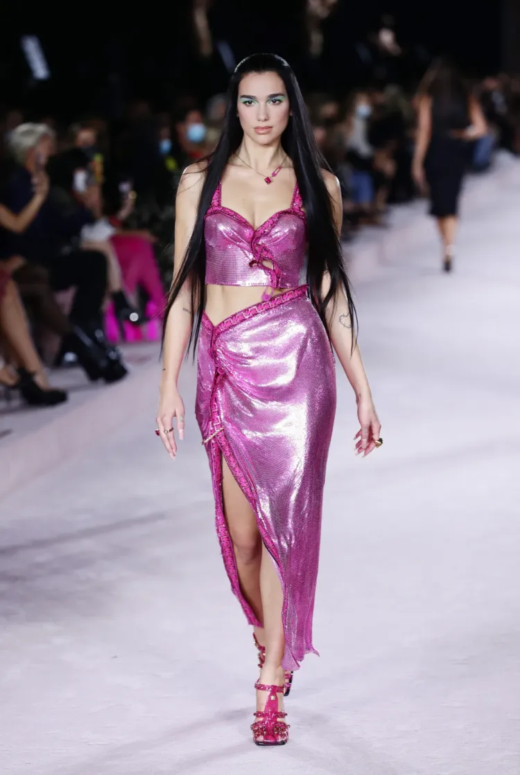 Dreams come true DUALIPA stuns on the runway for Versace at Milan Fashion Week, proving she’s a force to be reckoned with in both music and fashion. What a debut! –