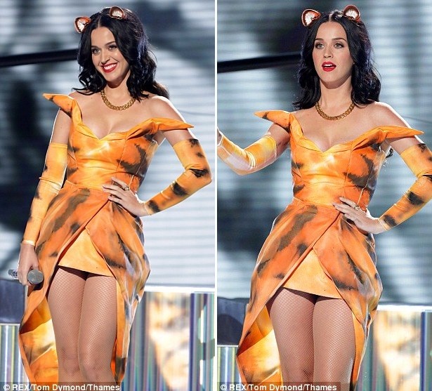 Katy Perry khoe vòng một sexy cùng vũ công ‘xác ướp’ ảnh 2