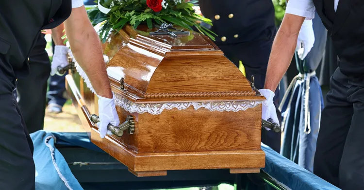 A Dog’s Heartfelt Tribute: Finding Solace at Her Master’s Funeral