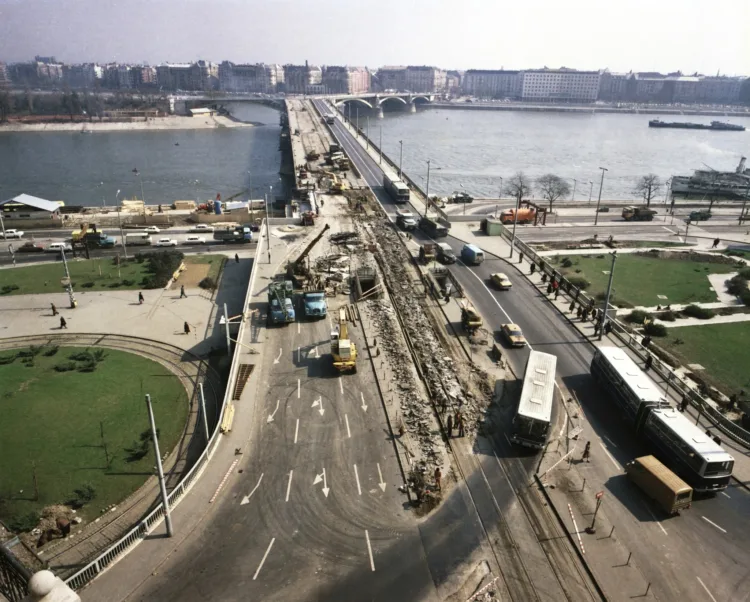 1978 Bp., the reconstruction of the Margit bridge, the rebuilding of the Buda bridgehead. BRK