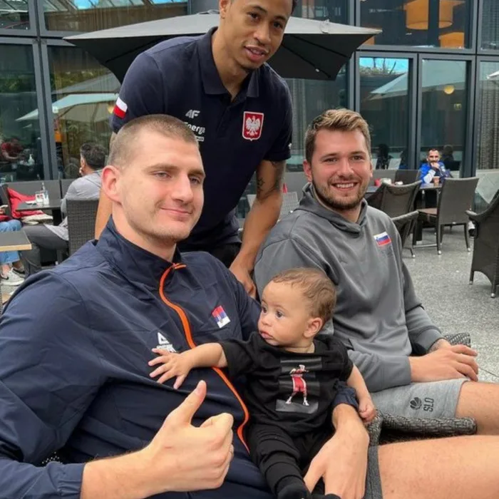 “A Validating Encounter: Polish Guard A.J. Slaughter’s Humble Photo Moment with NBA Stars”